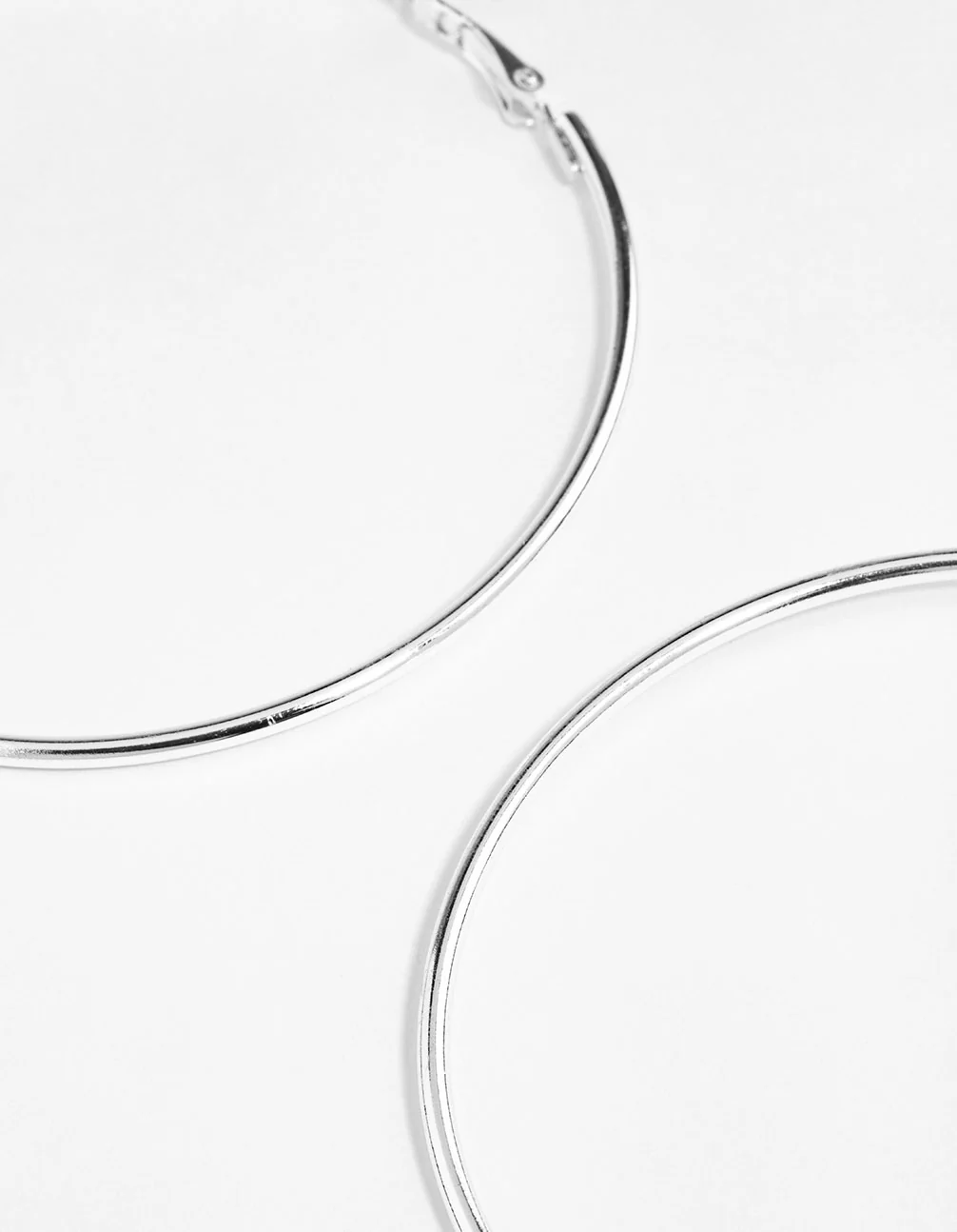 1045-silver-classic-medium-hoop-earrings-5.webp Silver Classic Medium Hoop Earrings