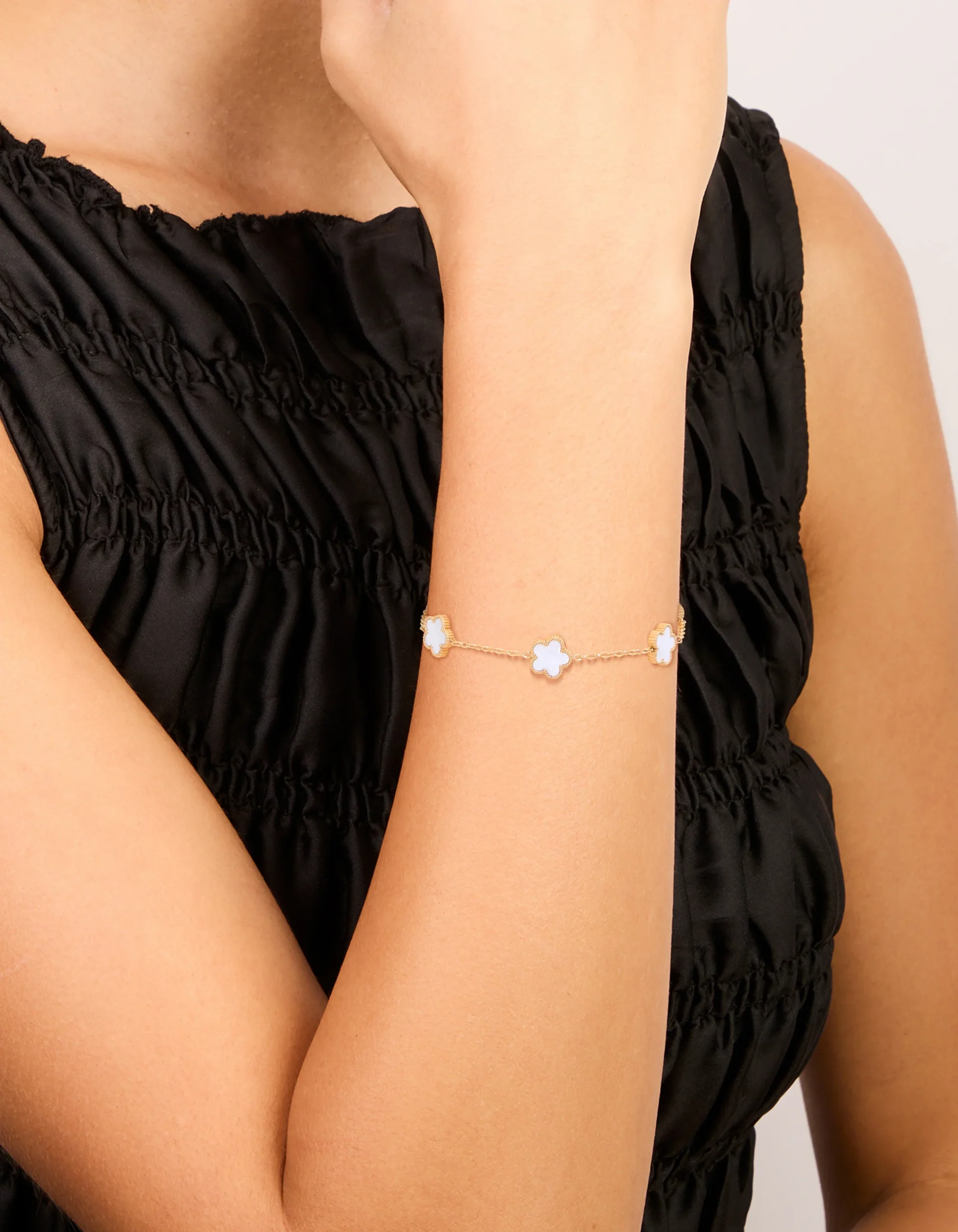 1160-waterproof-gold-plated-stainless-steel-flower-station-bracelet-1.webp Waterproof Gold Plated Stainless Steel Flower Station Bracelet