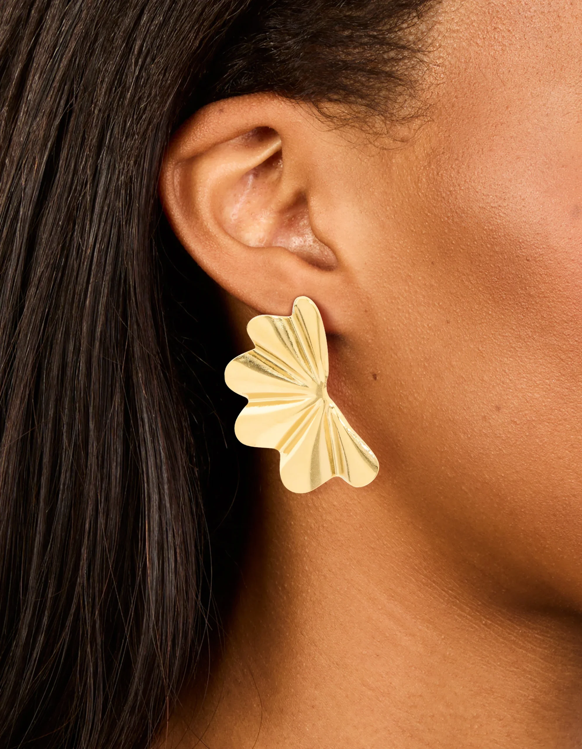 1188-waterproof-gold-plated-stainless-steel-wavy-fan-flower-stud-earrings-2.webp Waterproof Gold Plated Stainless Steel Wavy Fan Flower Stud Earrings
