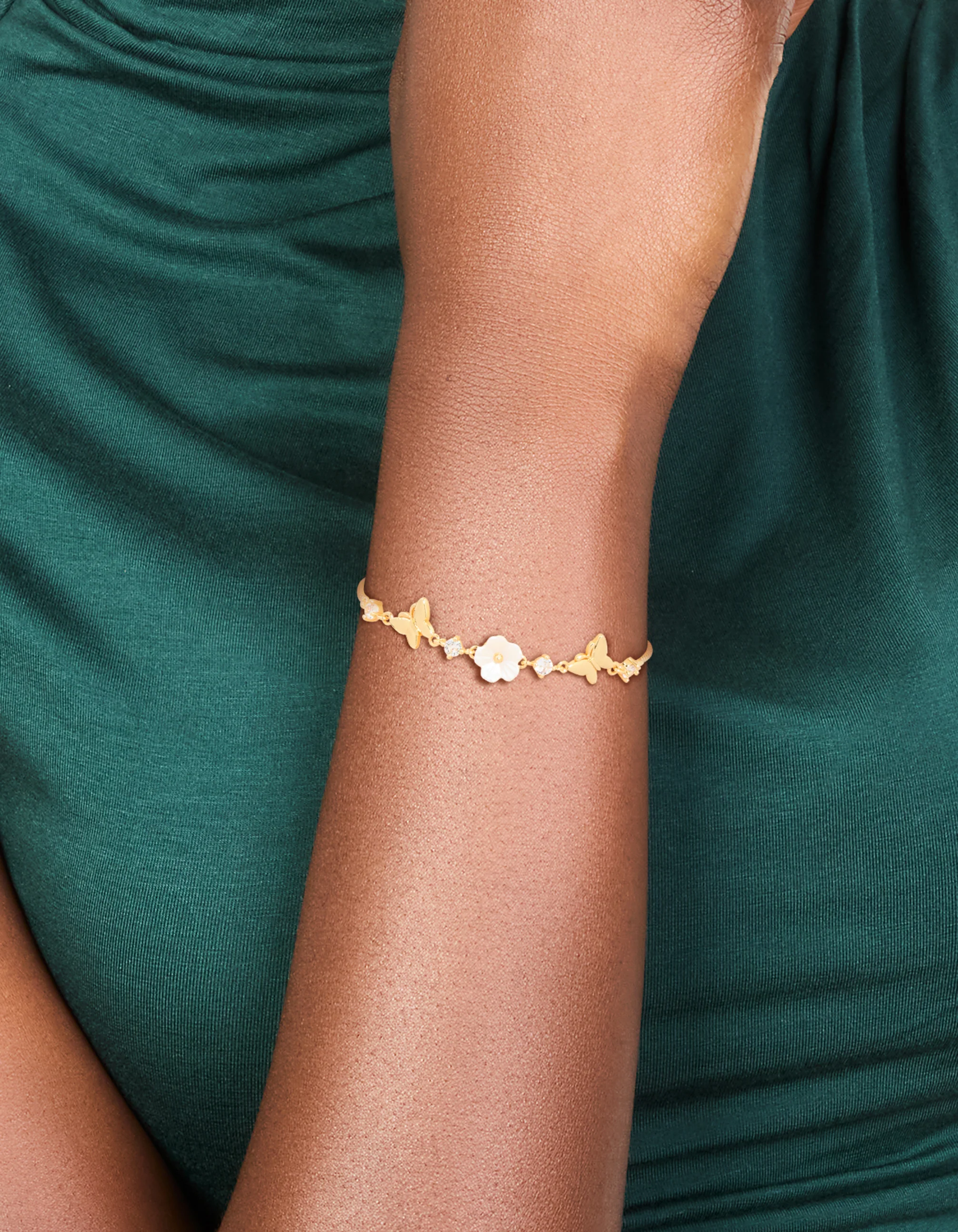 1451-gold-plated-cubic-zirconia-acrylic-flower-toggle-bracelet-2.webp Gold Plated Cubic Zirconia Acrylic Flower Toggle Bracelet