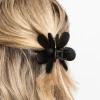 1586-90s-black-daisy-flower-claw-clip-2.webp 90s Black Daisy Flower Claw Clip