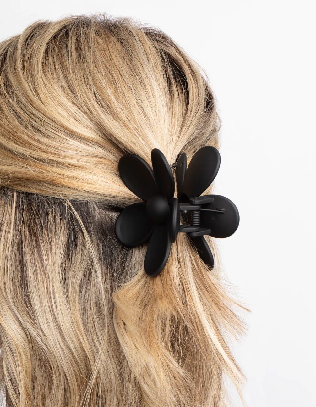 1586-90s-black-daisy-flower-claw-clip-2.webp 90s Black Daisy Flower Claw Clip
