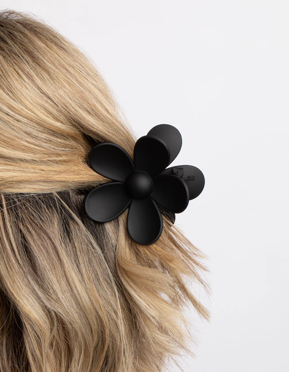 1586-90s-black-daisy-flower-claw-clip-5.webp 90s Black Daisy Flower Claw Clip
