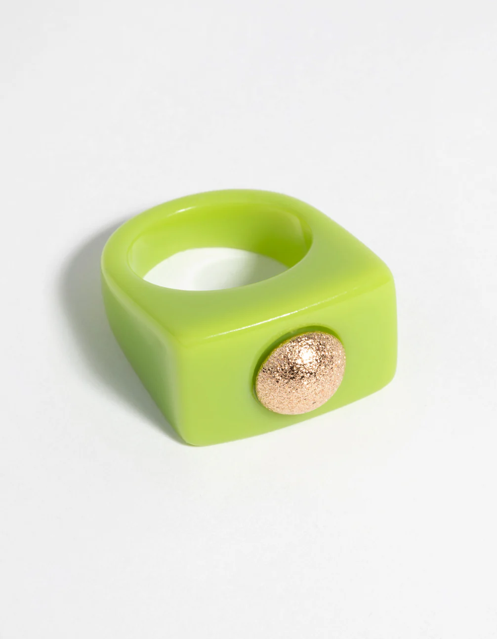 1592-90s-green-gold-plastic-ring-1.webp 90s Green & Gold Plastic Ring