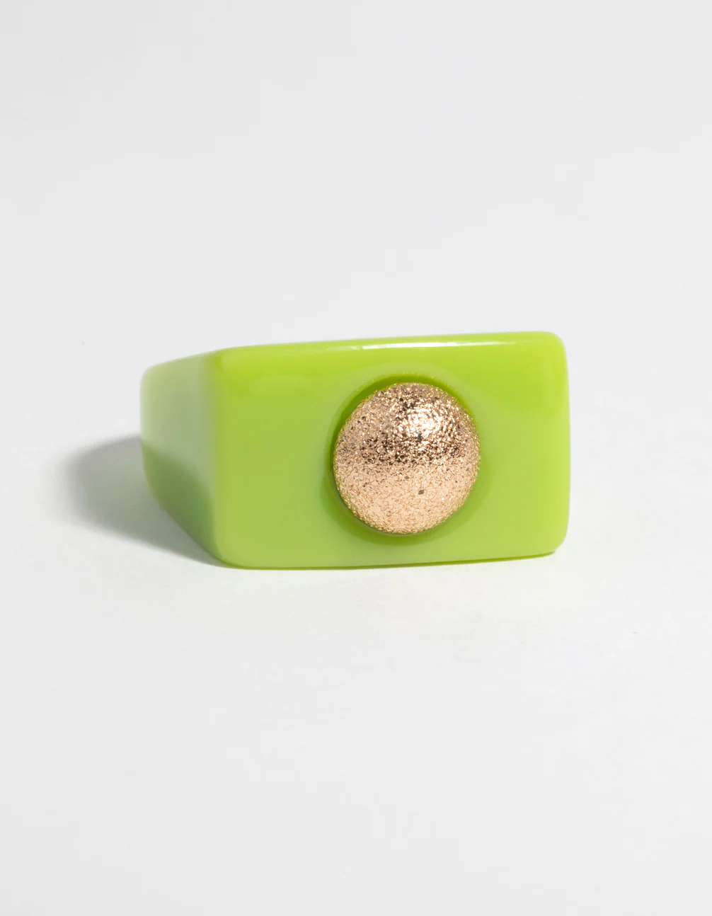 1592-90s-green-gold-plastic-ring-3.webp 90s Green & Gold Plastic Ring