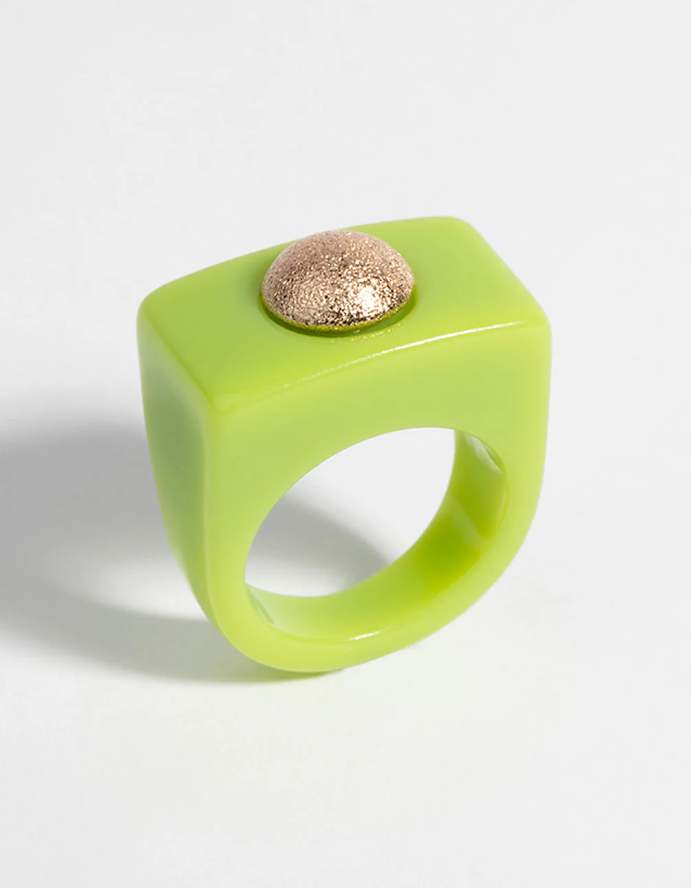1592-90s-green-gold-plastic-ring-4.webp 90s Green & Gold Plastic Ring