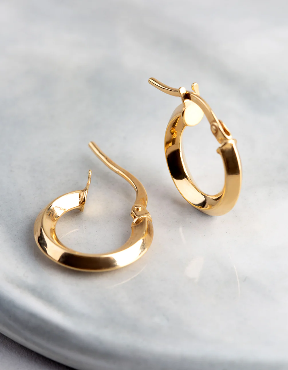 1607-9ct-gold-13mm-round-creole-hoop-earrings-2.webp 9ct Gold 13mm Round Creole Hoop Earrings