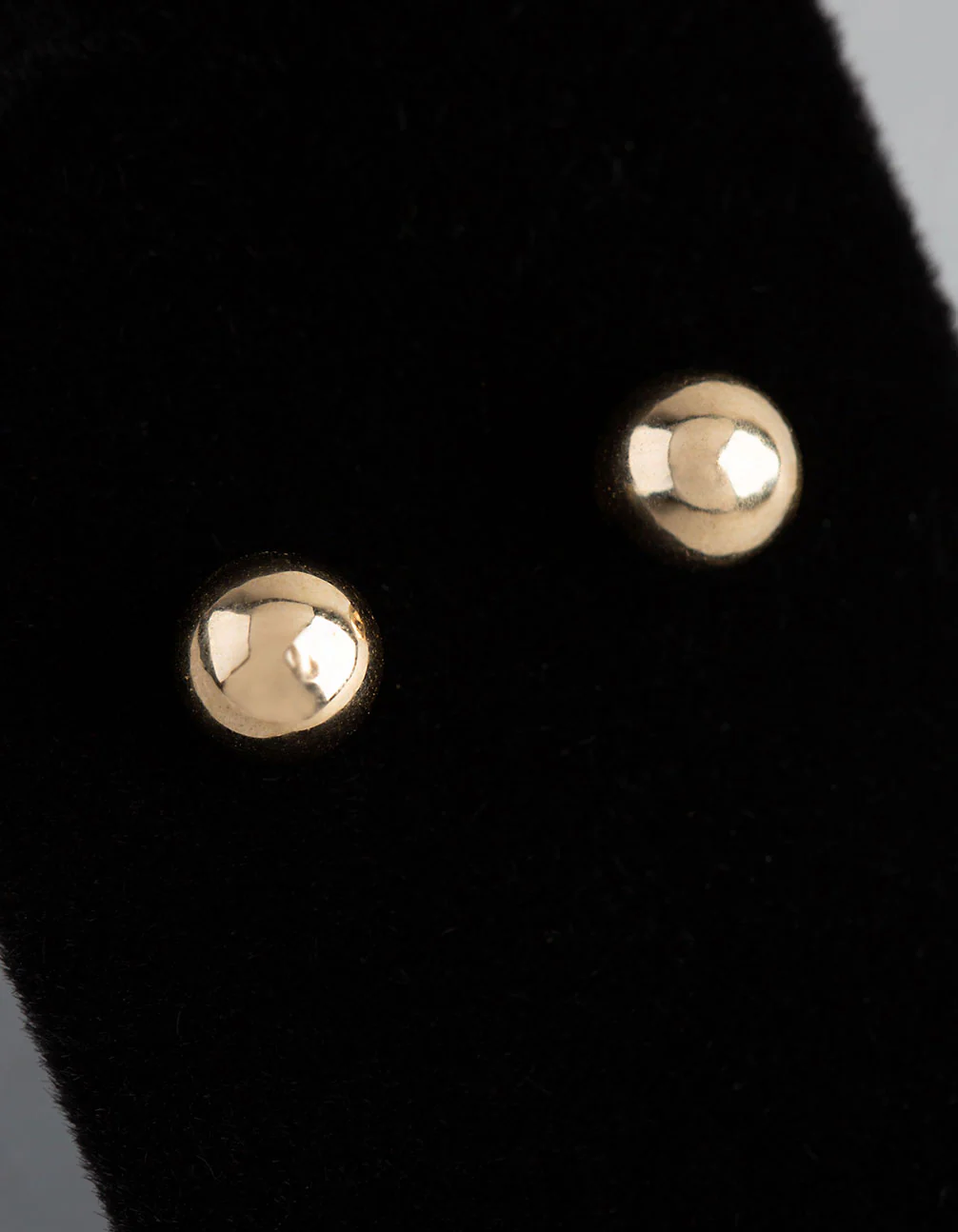 1614-9ct-gold-6mm-polished-ball-stud-earrings-1.webp 9ct Gold 6mm Polished Ball Stud Earrings