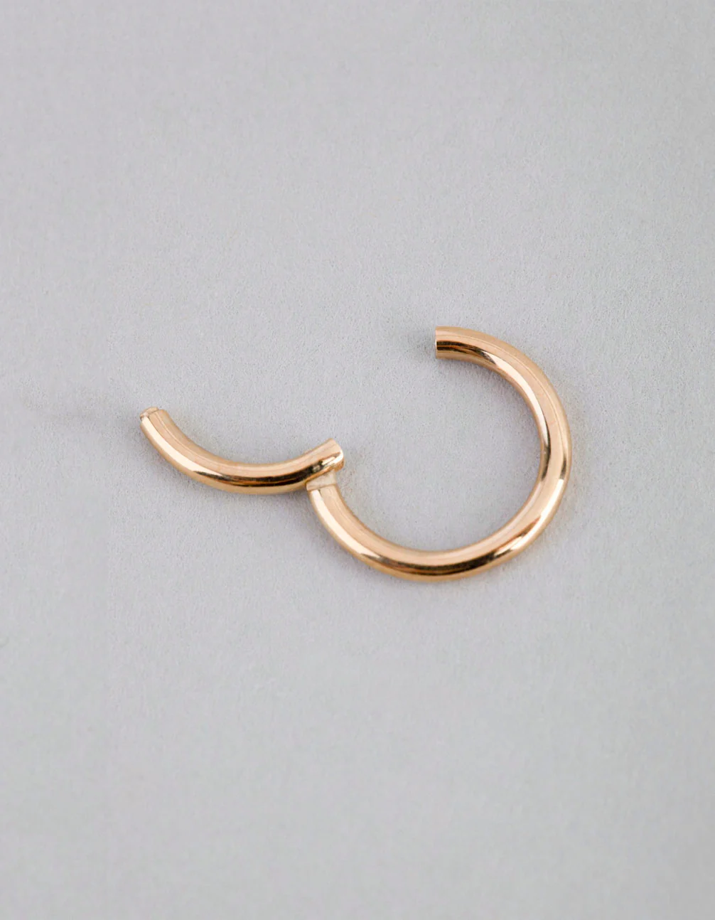 1628-9ct-gold-polished-6mm-clicker-ring-2.webp 9ct Gold Polished 6mm Clicker Ring