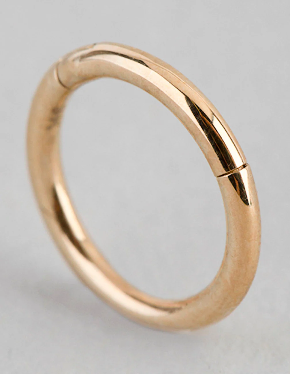 1628-9ct-gold-polished-6mm-clicker-ring-3.webp 9ct Gold Polished 6mm Clicker Ring