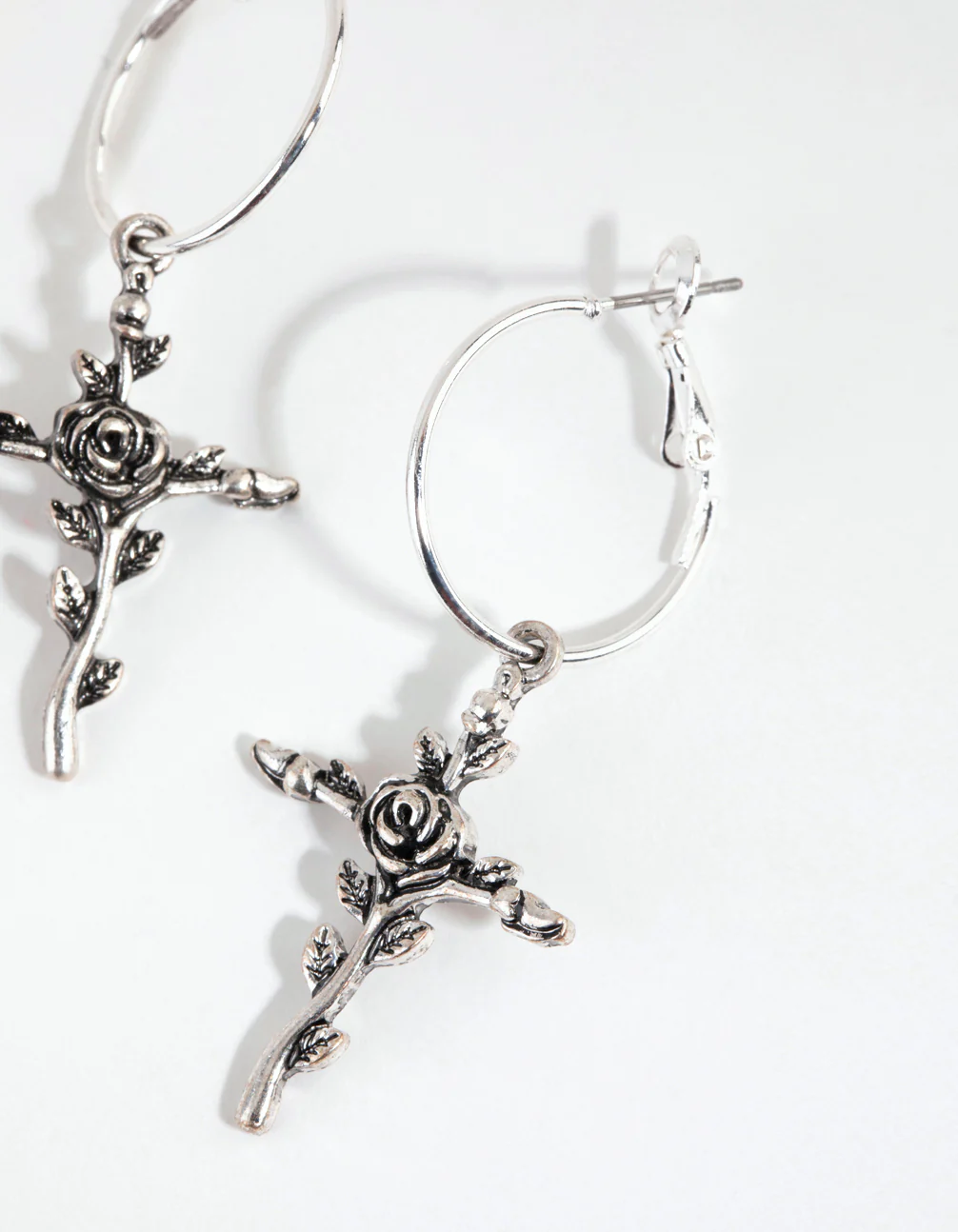 1970-antique-silver-rose-vine-ross-earrings-3.webp Antique Silver Rose Vine Ross Earrings