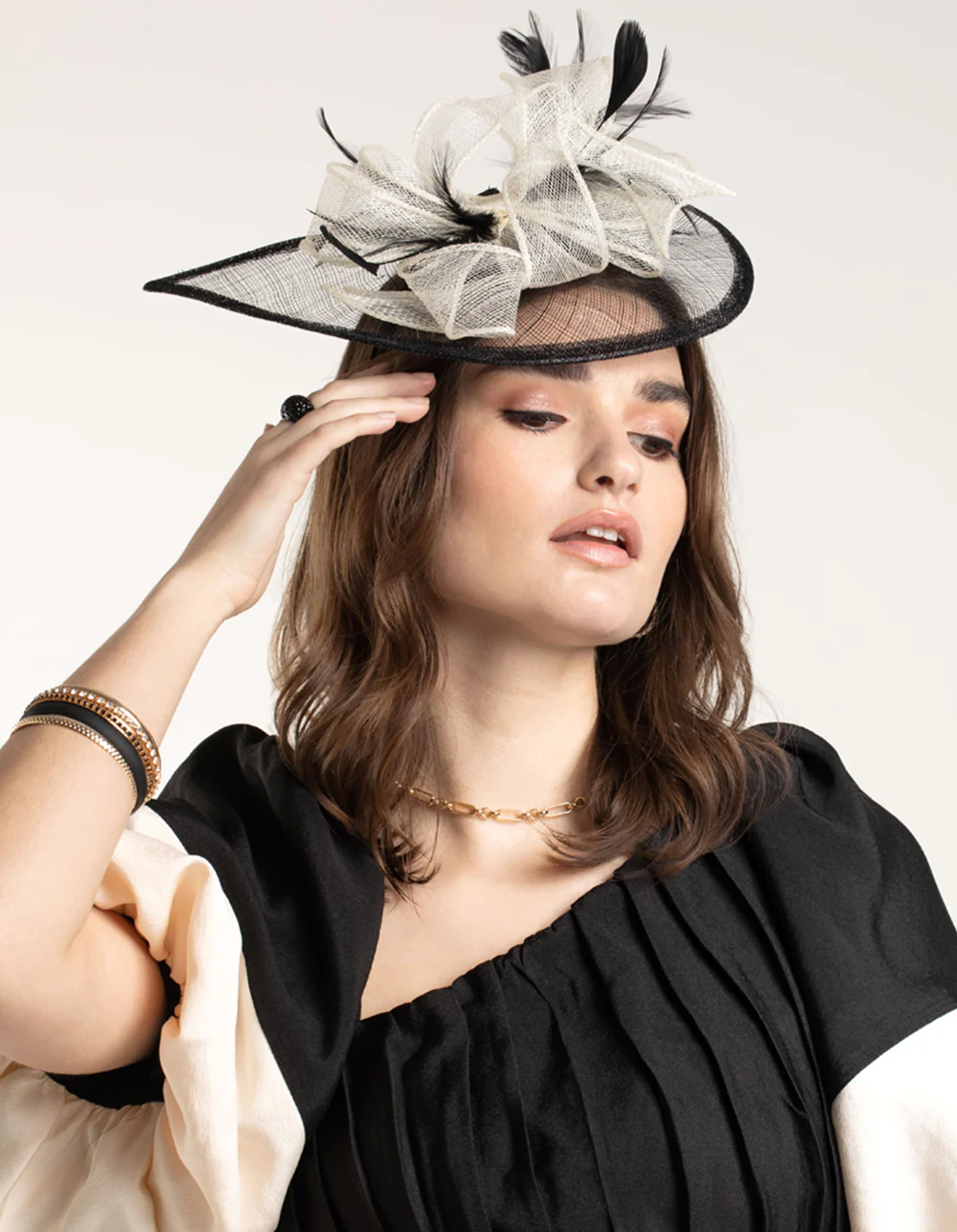 2095-black-white-sinamay-feathered-fascinator-2.webp Black & White Sinamay Feathered Fascinator