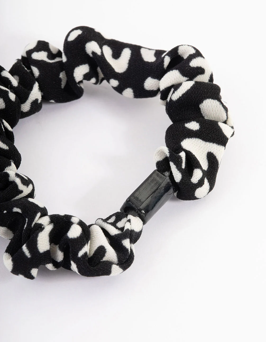 2144-black-clamp-thin-scrunchie-2.webp Black Clamp Thin Scrunchie