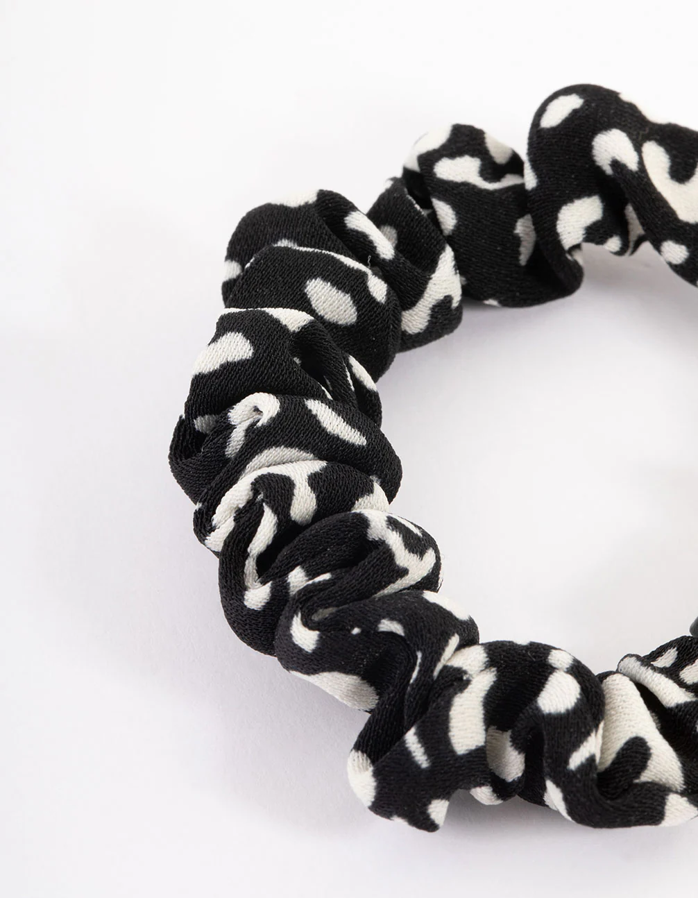 2144-black-clamp-thin-scrunchie-3.webp Black Clamp Thin Scrunchie