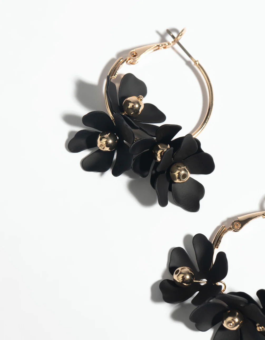 2348-black-flower-hoop-earrings-3.webp Black Flower Hoop Earrings