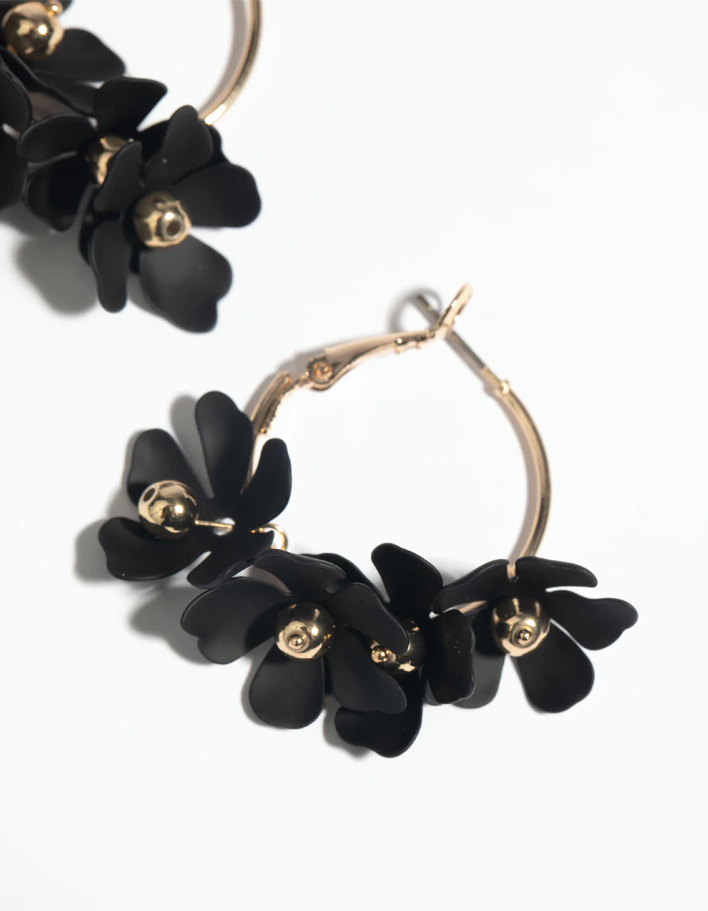 2348-black-flower-hoop-earrings-4.webp Black Flower Hoop Earrings