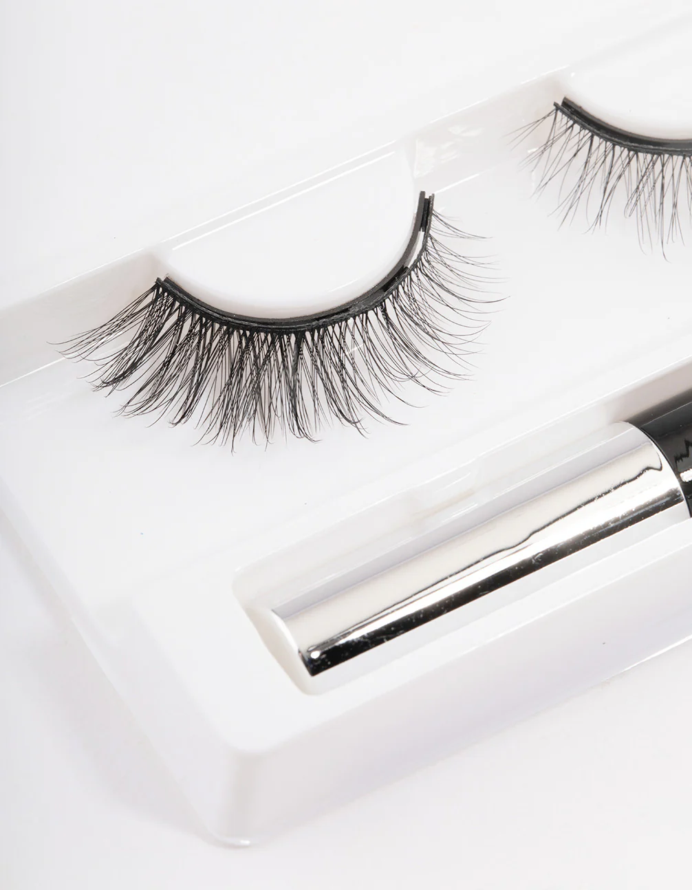 2396-black-magnetic-cat-eye-false-eyelashes-2.webp Black Magnetic Cat Eye False Eyelashes