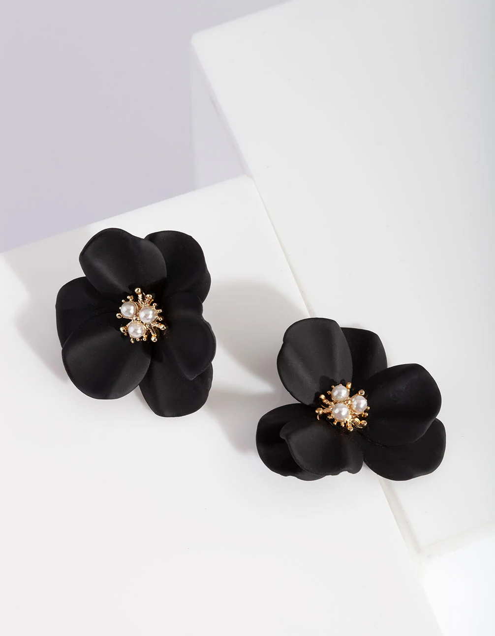 2432-black-pearl-flower-stud-earrings-1.webp Black Pearl Flower Stud Earrings