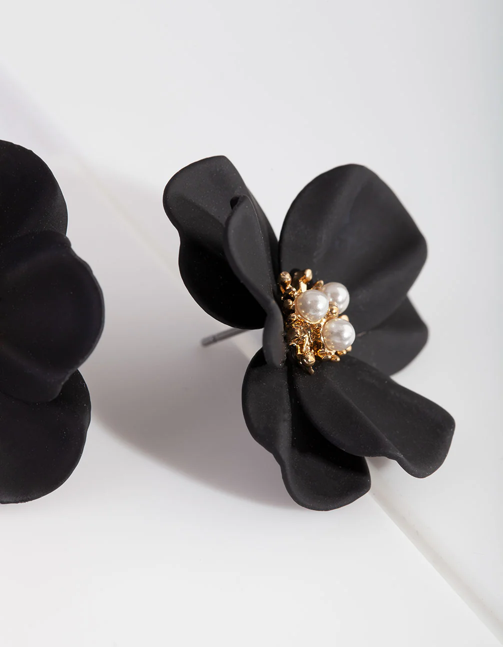 2432-black-pearl-flower-stud-earrings-4.webp Black Pearl Flower Stud Earrings