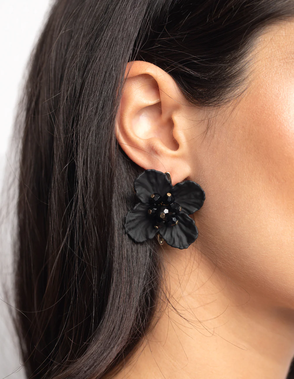 2433-black-pearlised-flower-stud-earrings-2.webp Black Pearlised Flower Stud Earrings