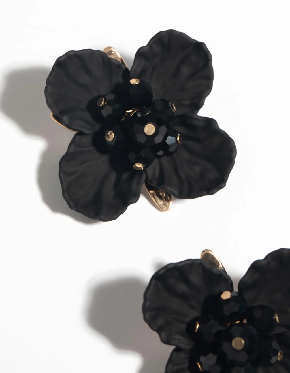 2433-black-pearlised-flower-stud-earrings-3.webp Black Pearlised Flower Stud Earrings