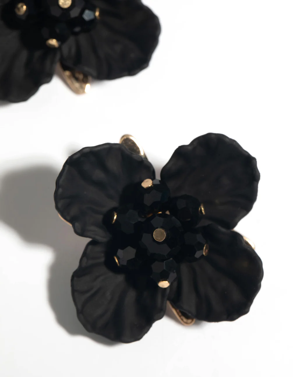 2433-black-pearlised-flower-stud-earrings-4.webp Black Pearlised Flower Stud Earrings
