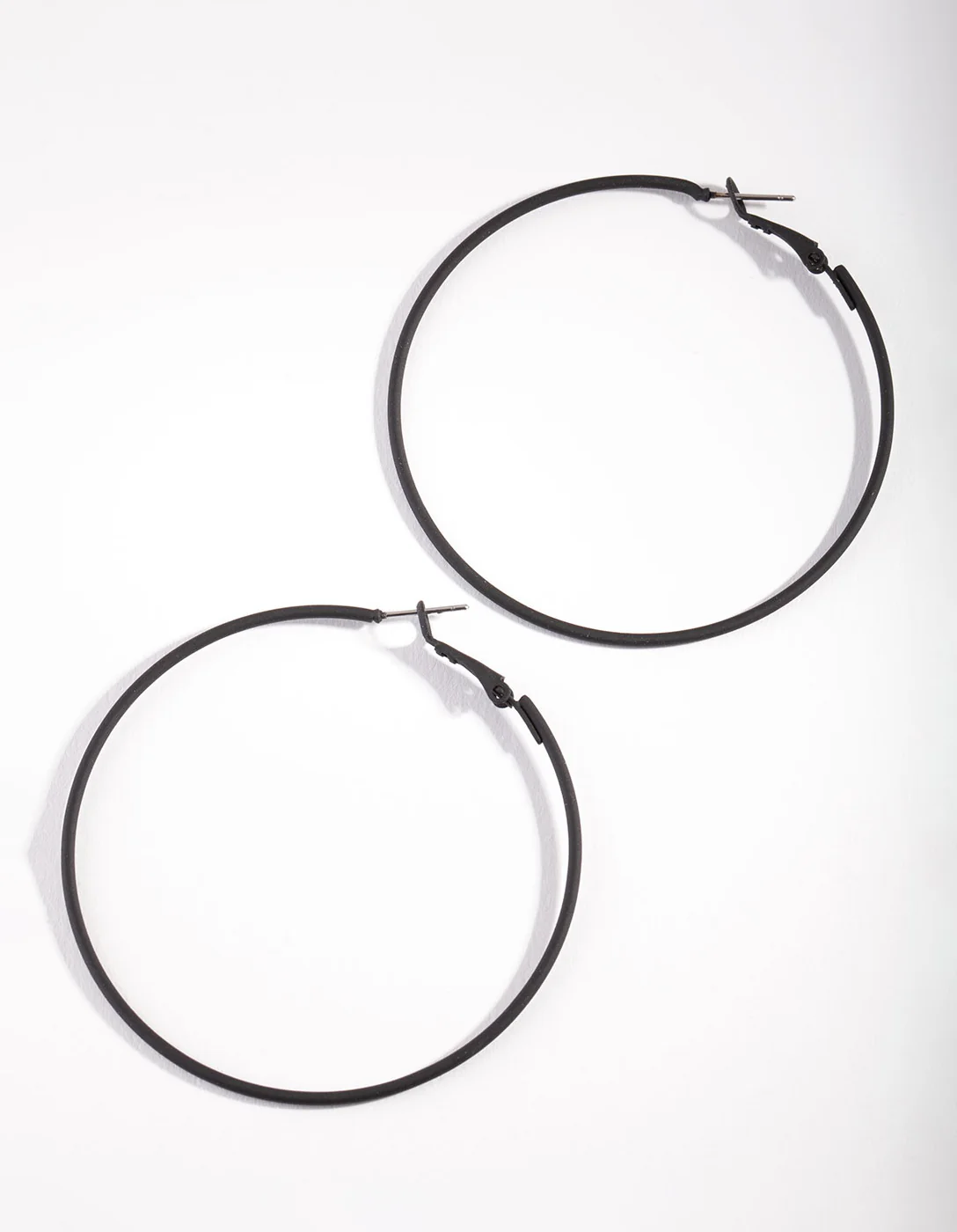 2475-black-simple-hoop-earrings-1.webp Black Simple Hoop Earrings