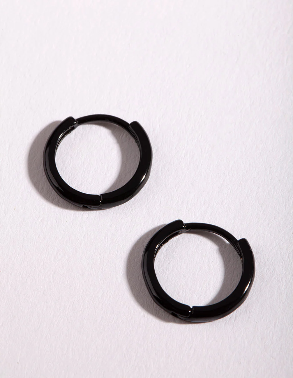 2484-black-small-hoop-earrings-1.webp Black Small Hoop Earrings
