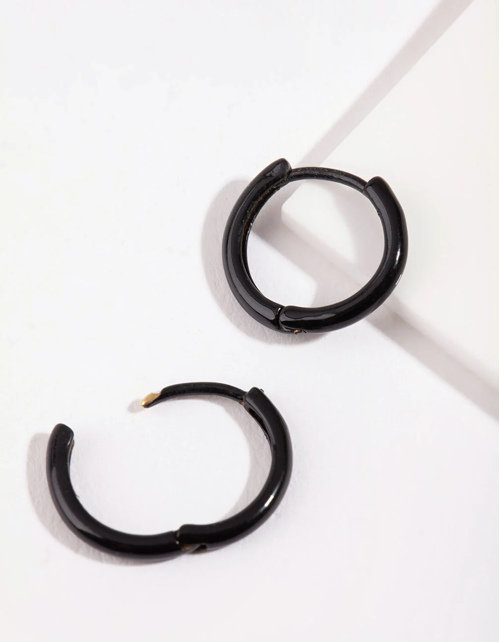 2484-black-small-hoop-earrings-2.webp Black Small Hoop Earrings