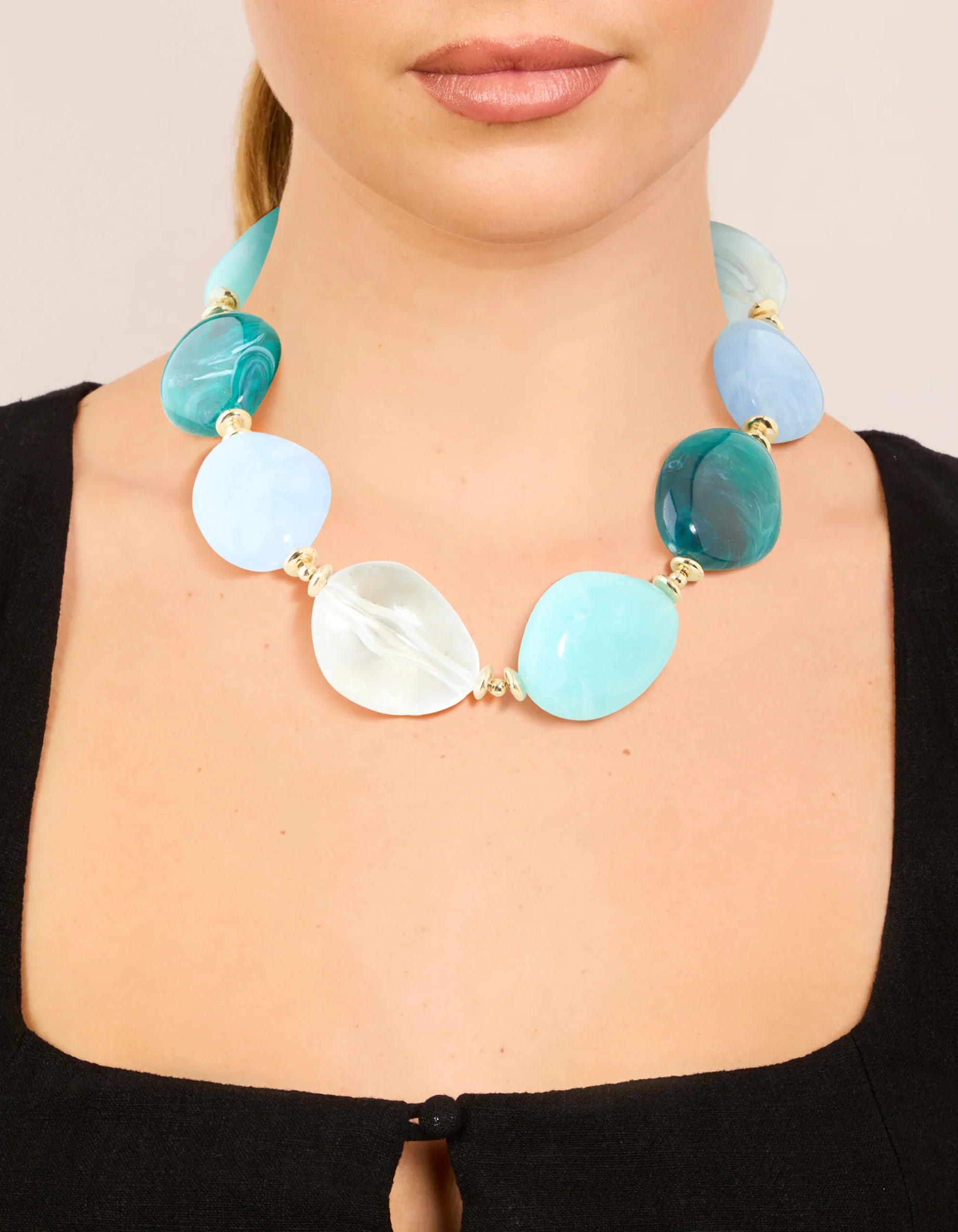 2563-blue-acrylic-stones-large-gold-link-necklace-2.webp Blue Acrylic Stones Large Gold Link Necklace