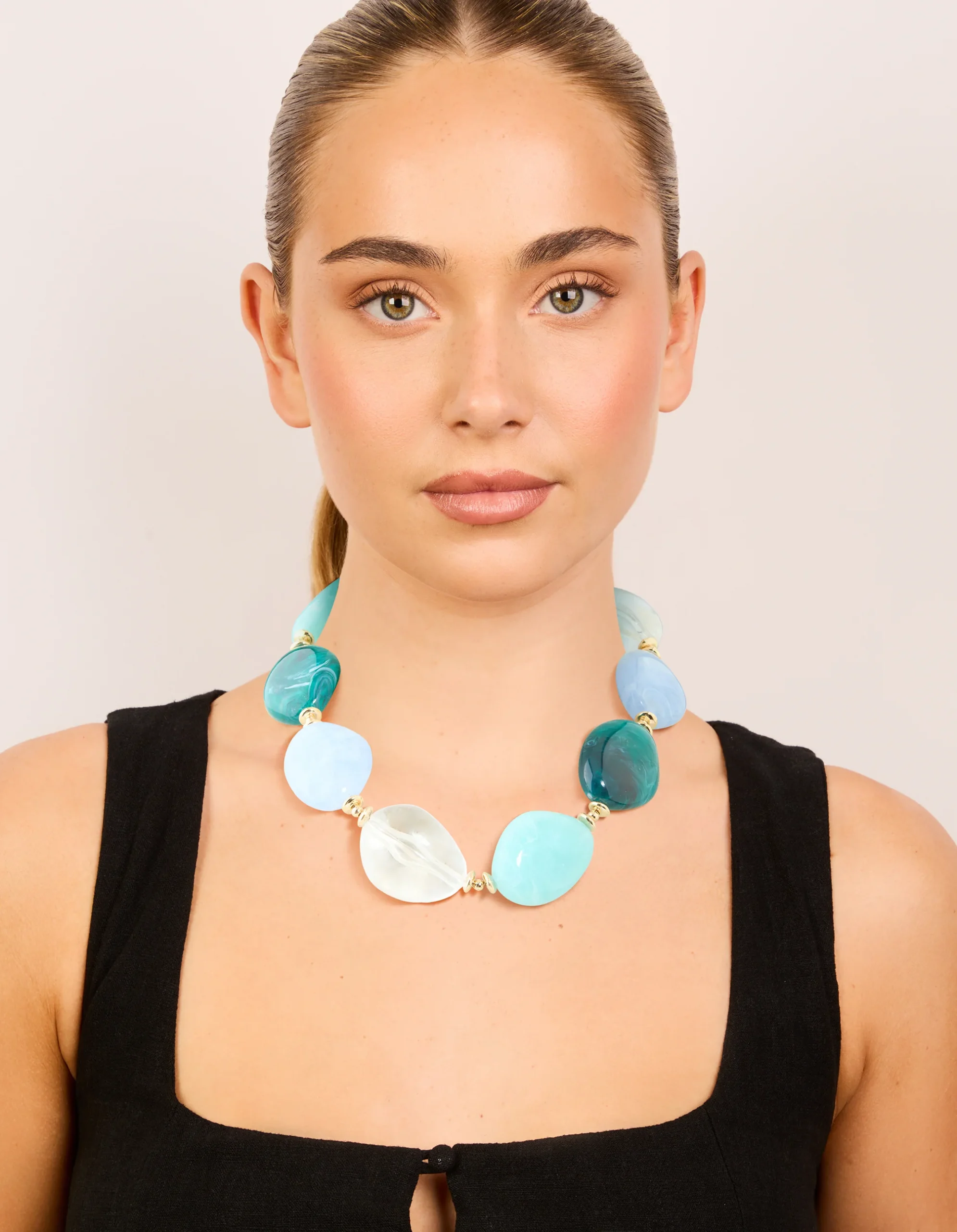 2563-blue-acrylic-stones-large-gold-link-necklace-3.webp Blue Acrylic Stones Large Gold Link Necklace