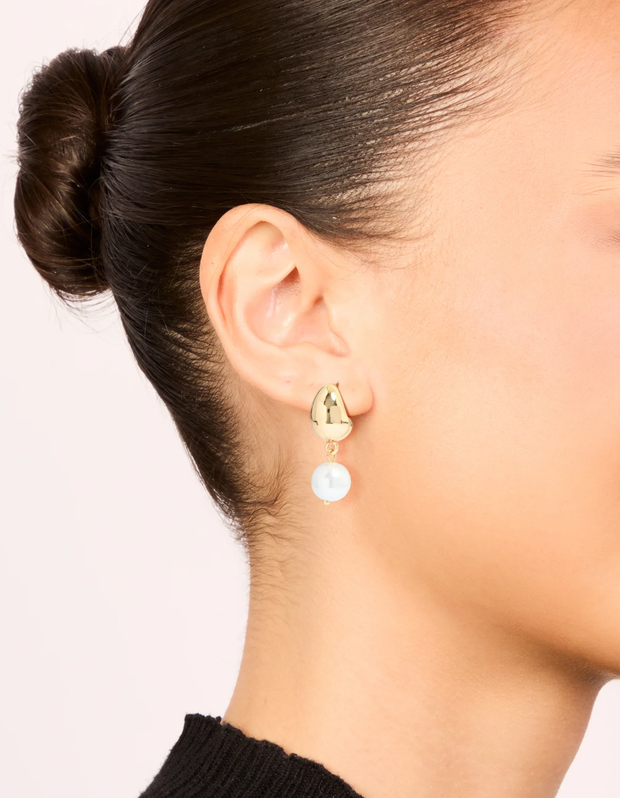 278-gold-pearl-drop-open-huggie-earrings-1.webp Gold Pearl Drop Open Huggie Earrings