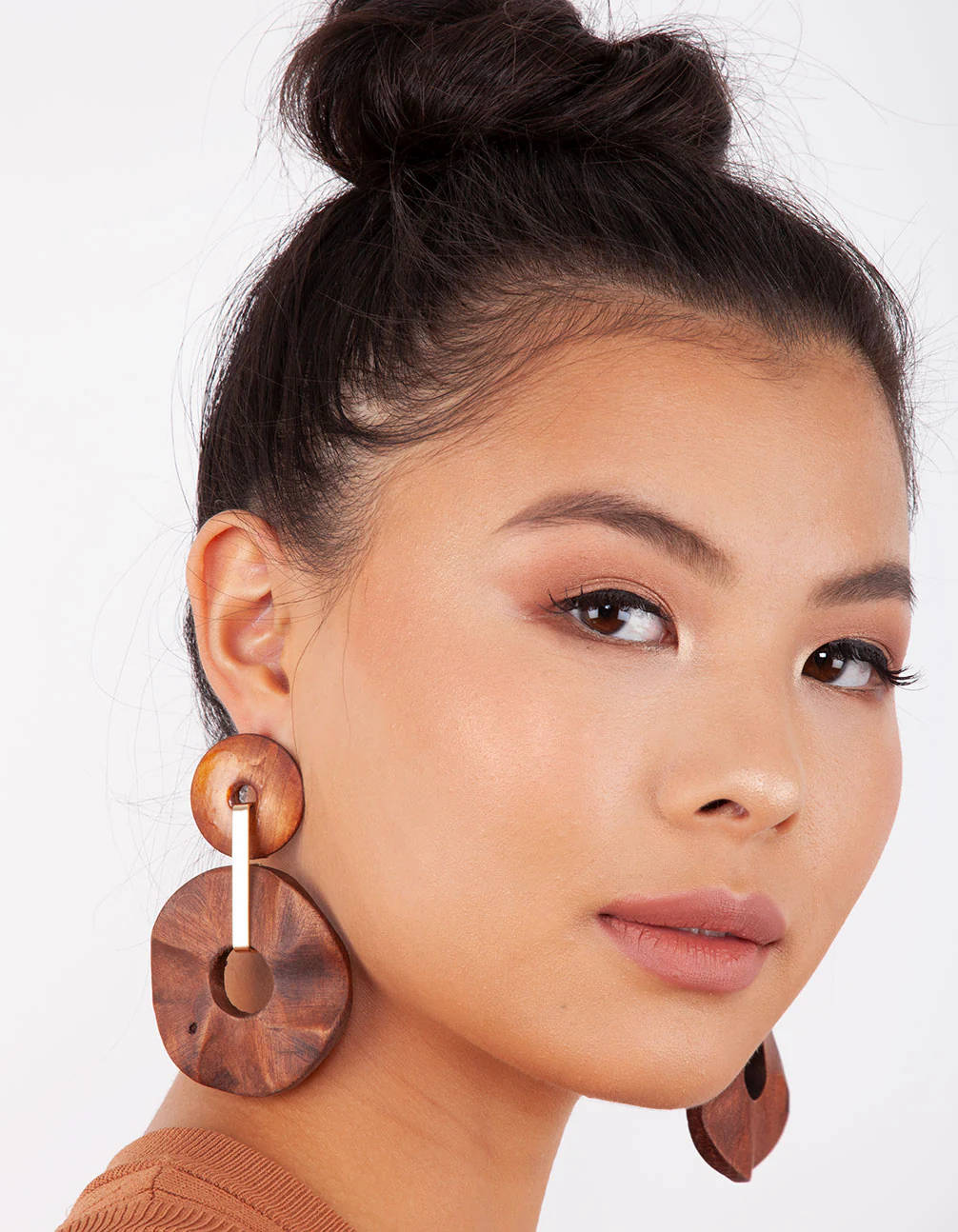 2807-brown-wooden-wavy-disc-earrings-2.webp Brown Wooden Wavy Disc Earrings