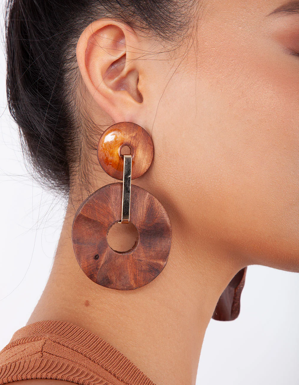2807-brown-wooden-wavy-disc-earrings-4.webp Brown Wooden Wavy Disc Earrings