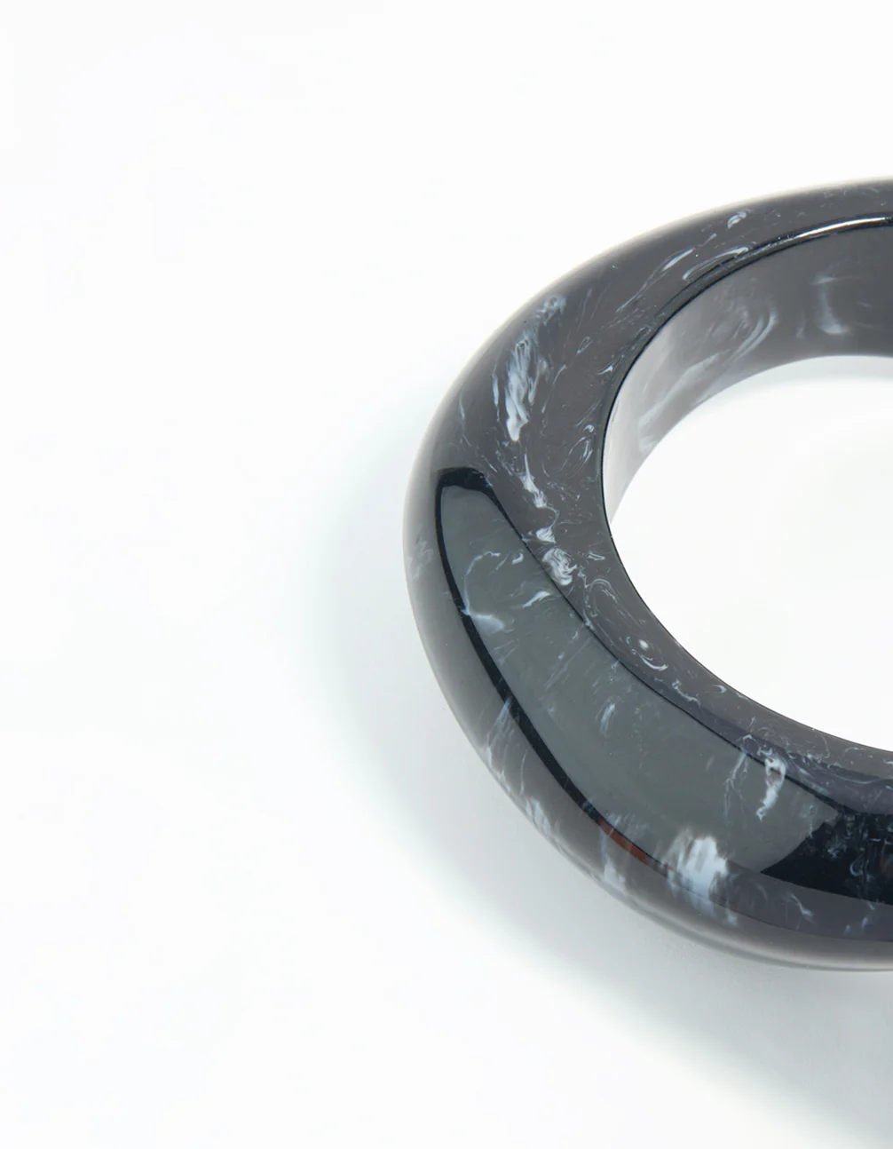 3063-dark-blue-acrylic-organic-bangle-3.webp Dark Blue Acrylic Organic Bangle