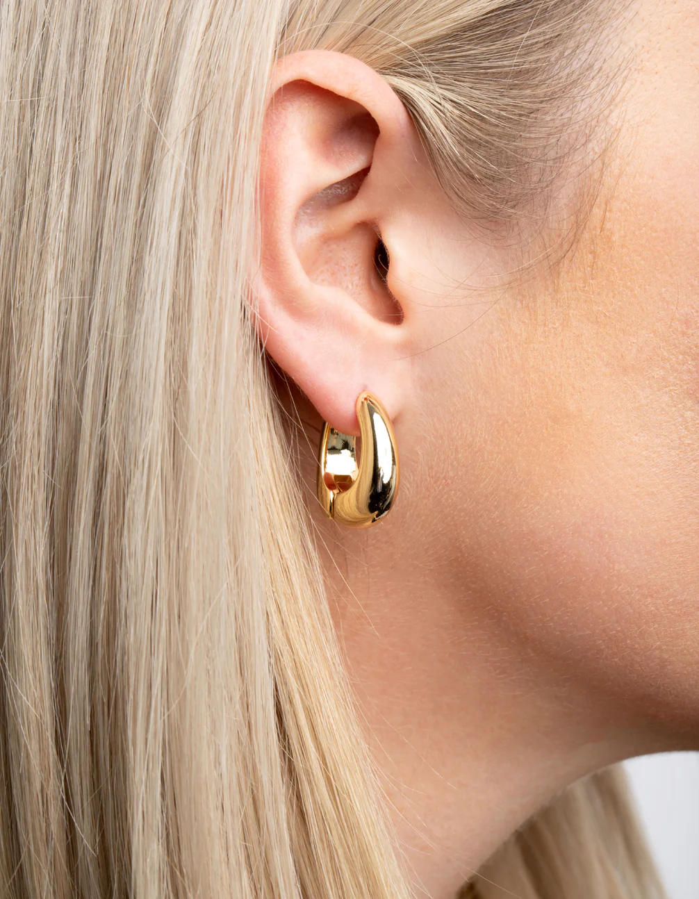 319-gold-plated-chunky-oval-huggie-hoop-earrings-5.webp Gold Plated Chunky Oval Huggie Hoop Earrings