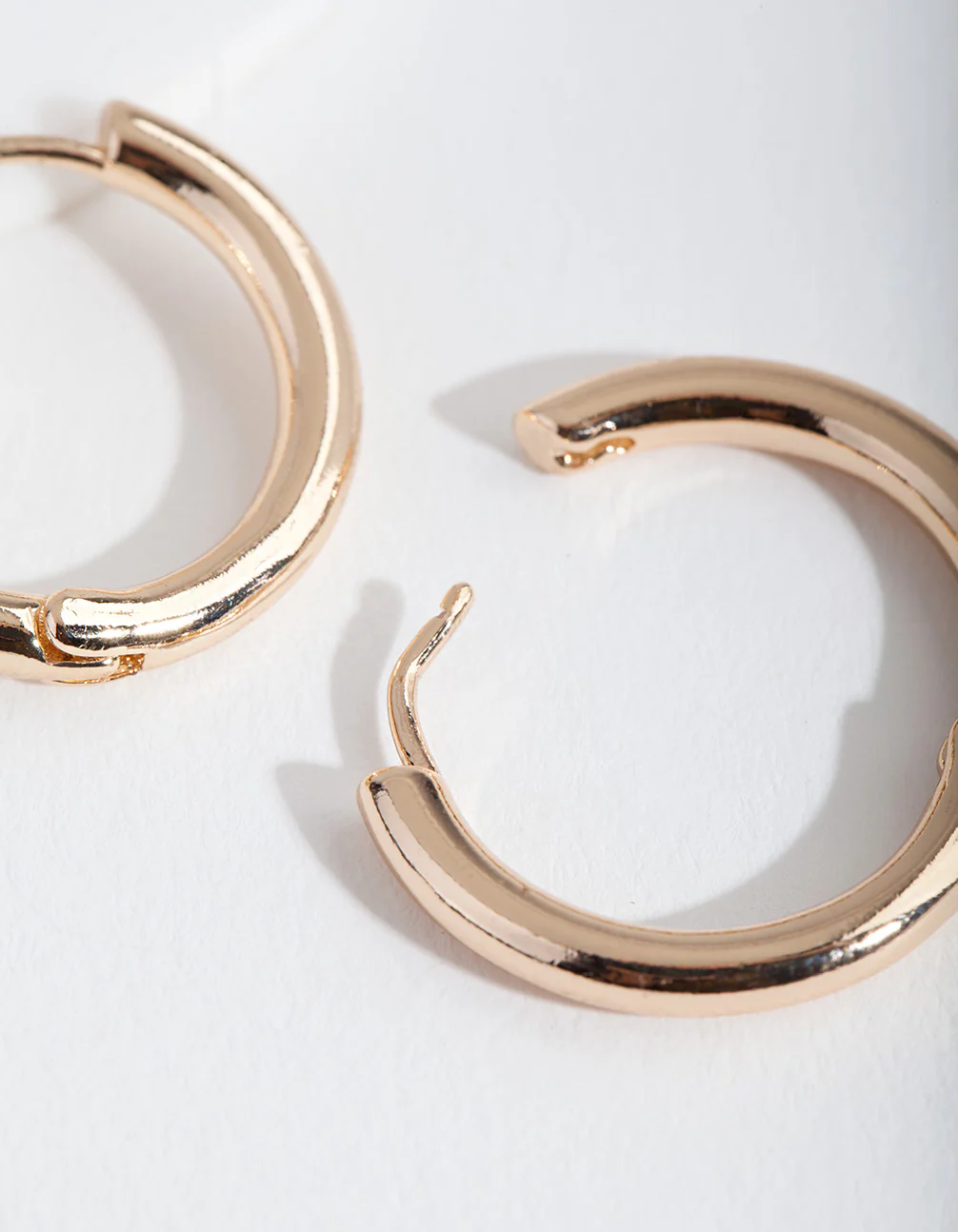 490-gold-polished-hoop-earrings-3.webp Gold Polished Hoop Earrings
