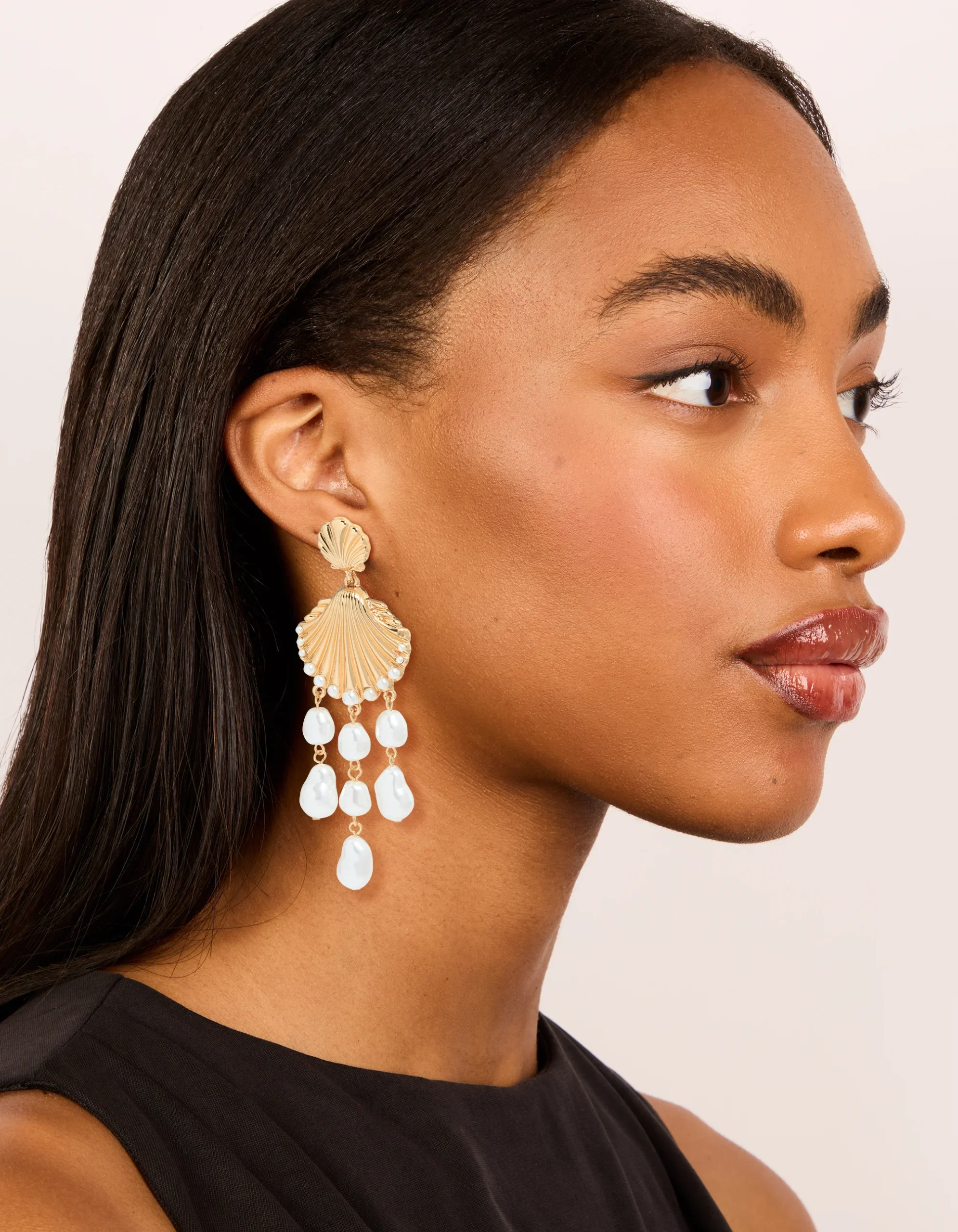 504-gold-ribbed-shell-pearls-drop-earrings-3.webp Gold Ribbed Shell & Pearls Drop Earrings