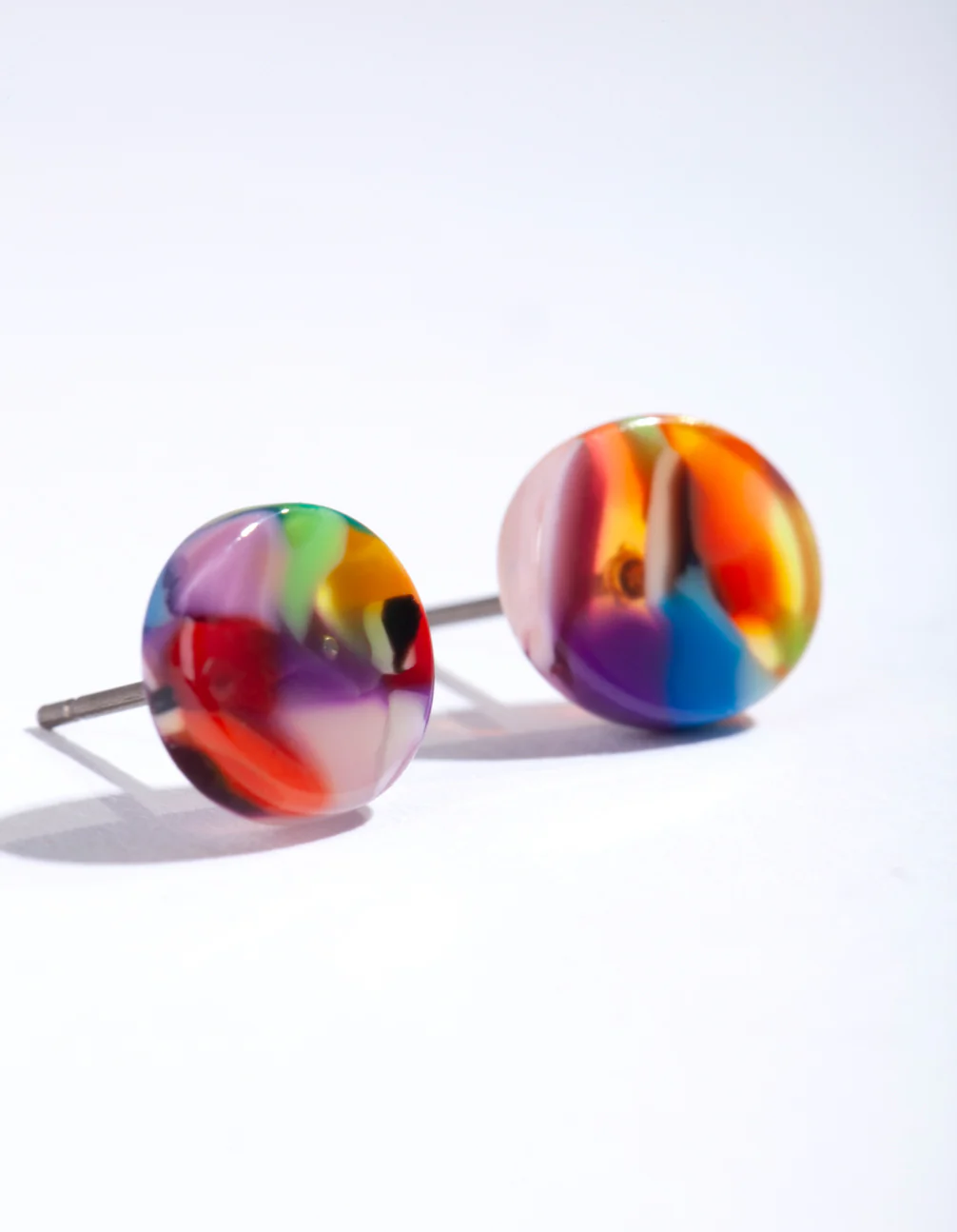 813-mini-circle-marbled-acrylic-stud-earrings-2.webp Mini Circle Marbled Acrylic Stud Earrings