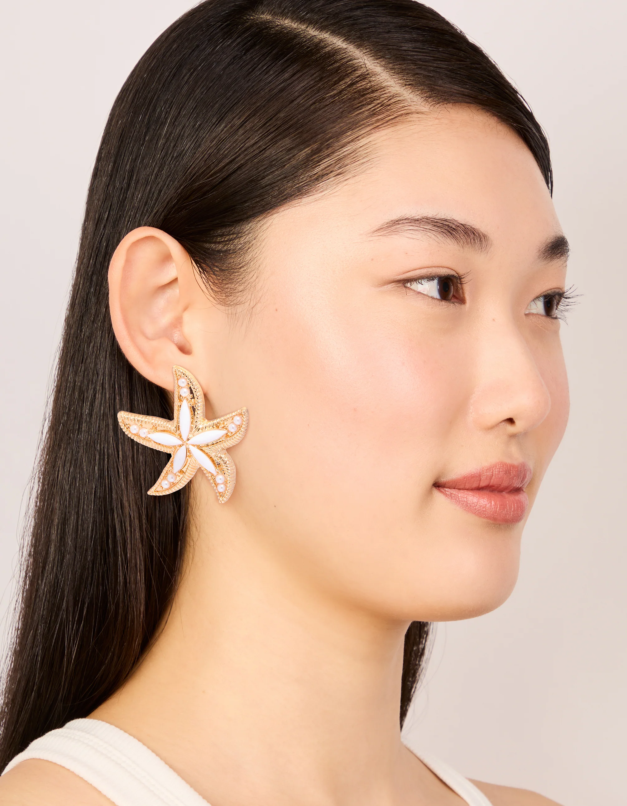 814-gold-white-acrylic-starfish-medallion-earrings-3.webp Gold White Acrylic Starfish Medallion Earrings