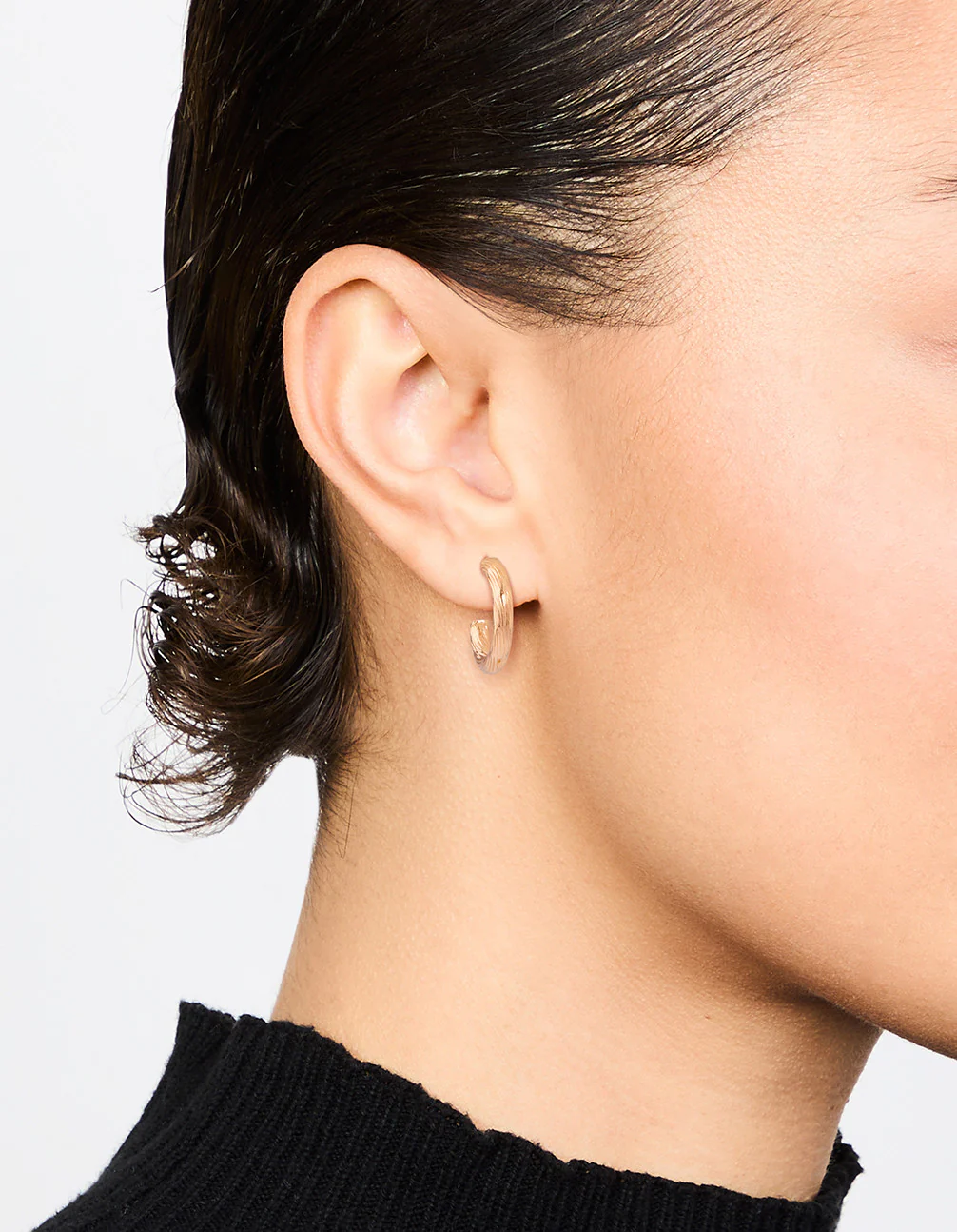901-gold-fine-textured-hoop-earrings-2.webp Gold Fine Textured Hoop Earrings
