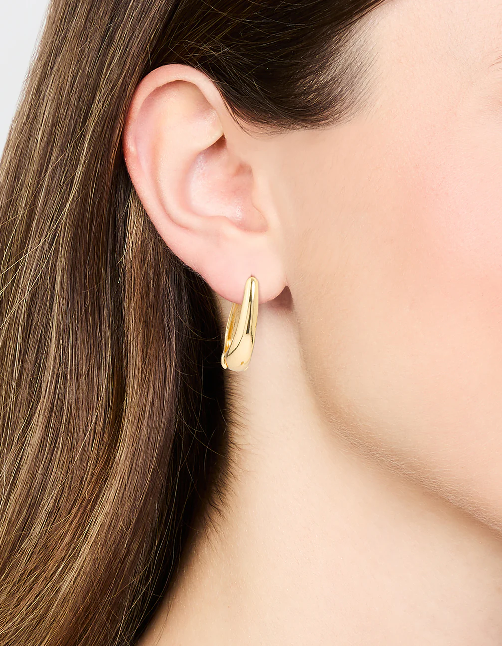 922-gold-oval-huggie-earrings-1.webp Gold Oval Huggie Earrings
